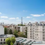 Charming Studio With Eiffel Tower Views In Pariss 15Th