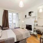 Charming Studio With Eiffel Tower Views In Pariss 15Th