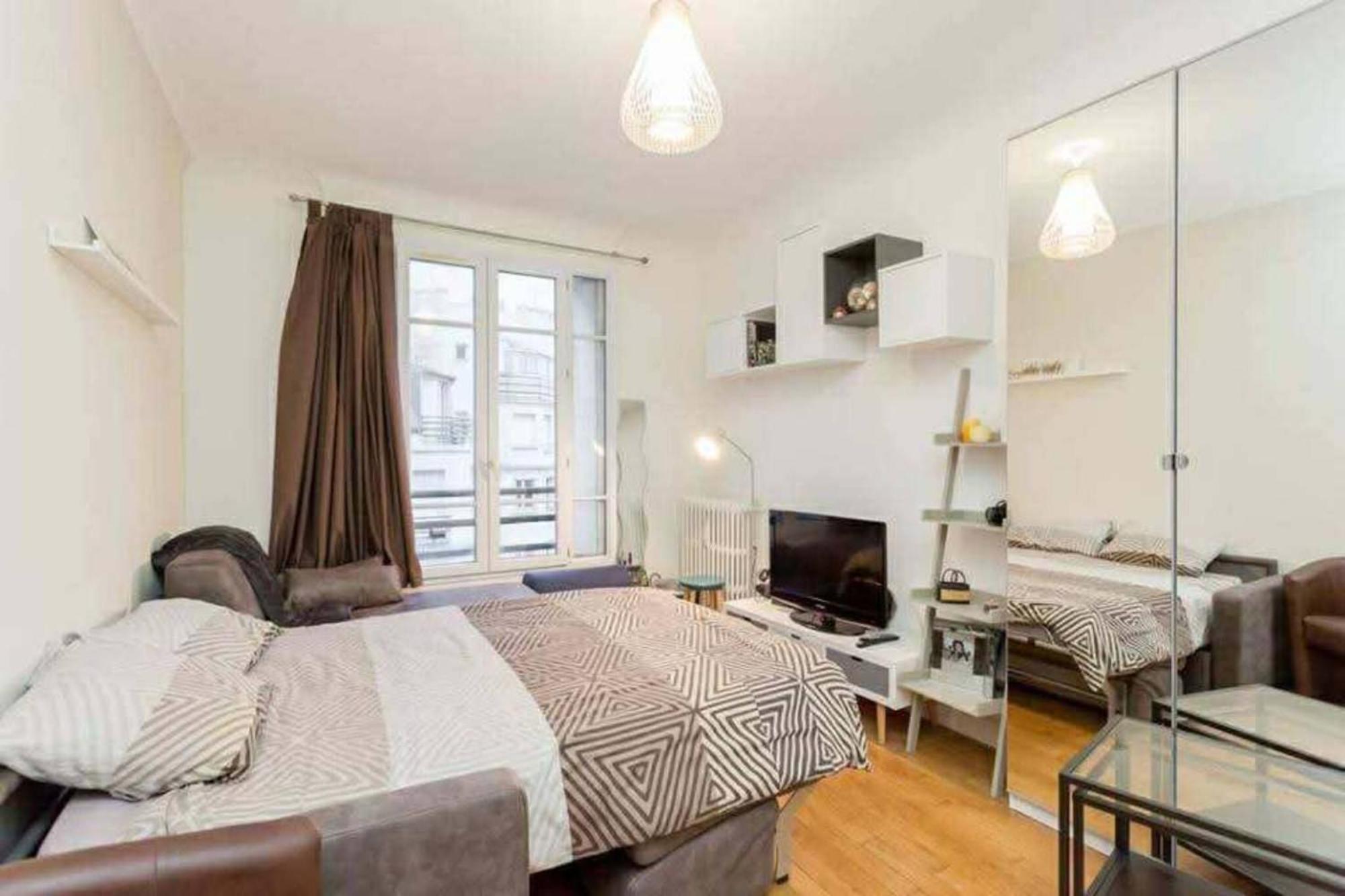 Charming With Eiffel Tower Views In Pariss 15th Apartment *