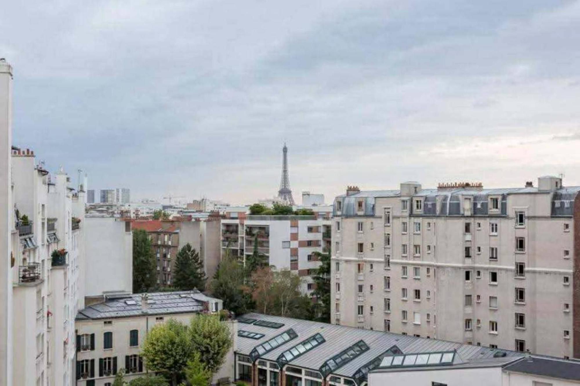 Charming With Eiffel Tower Views In Pariss 15th Apartment