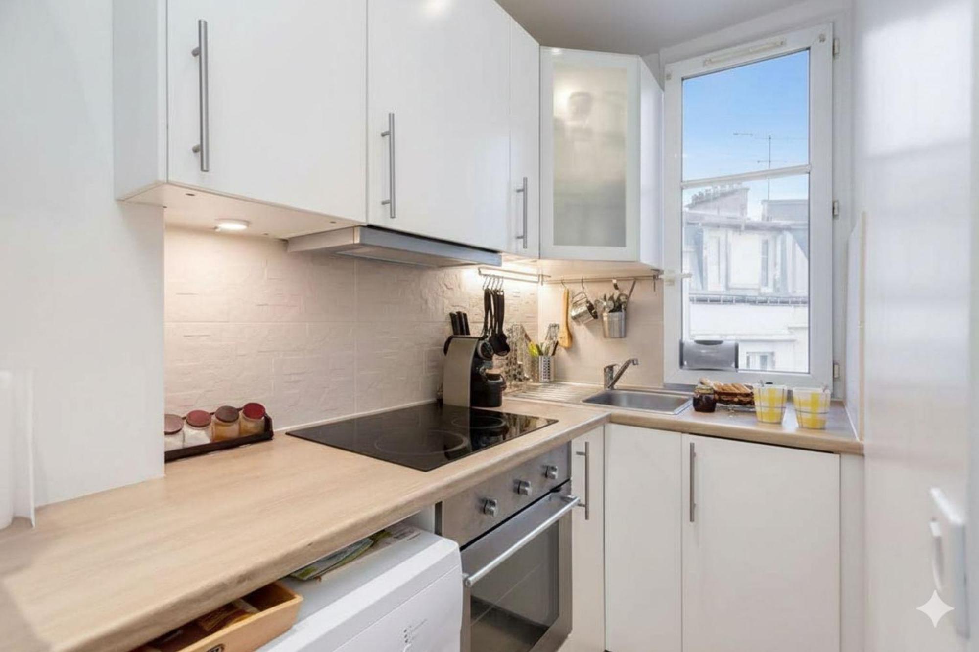 Charming With Eiffel Tower Views In Pariss 15th Apartment *